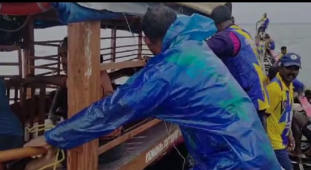 ശക്തമായ കാറ്റ്: നെഹ്റു ട്രോഫി ക്കെത്തിച്ച ചുണ്ടൻ വള്ളം അപകടത്തിൽപ്പെട്ടു