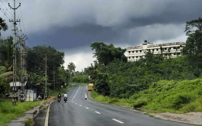 തമിഴ്‌നാട്ടില്‍ ഇടിയോടെ മഴ വരുന്നു, കേരളത്തിന്റെ കിഴക്കും മഴ സാധ്യത