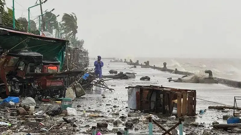  ടൈഫൂൺ രാഗസ : ഫിലിപ്പീൻസിൽ  ആയിരക്കണക്കിന് ആളുകളെ മാറ്റിപ്പാർപ്പിച്ചു