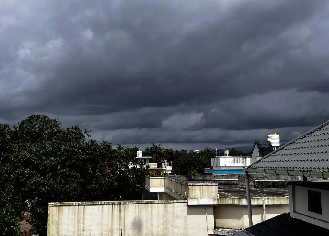 ന്യൂനമർദ്ദം തുടരുന്നു; കേരളത്തിൽ എല്ലാ ജില്ലകളിലും ഇന്നും മഴ സാധ്യത