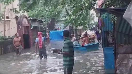 കൊൽക്കത്തയിൽ കനത്ത മഴയിൽ വെള്ളപ്പൊക്കം, ഗതാഗതം തടസ്സപ്പെട്ടു 5 പേർ മരിച്ചു