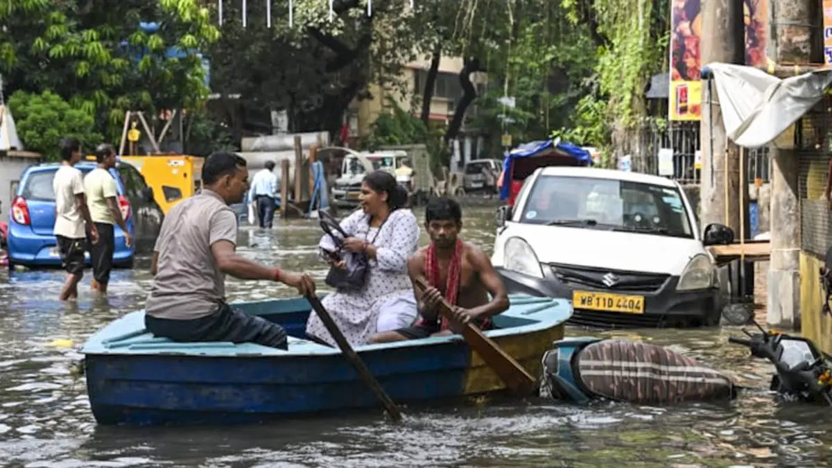 39 വർഷത്തിനിടെ ആദ്യം: ജീവിതത്തിൽ കണ്ടിട്ടില്ലെന്ന് മമതയും, കൊൽക്കത്ത കണ്ട  കനത്ത മഴ