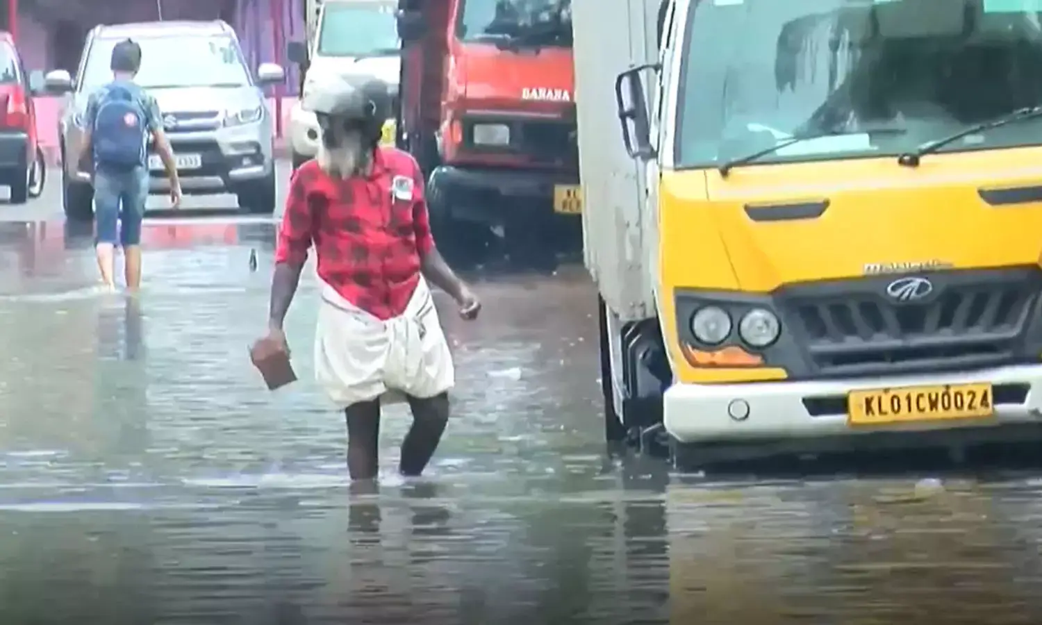 മഴക്കെടുതിയിൽ വലഞ്ഞ് തലസ്ഥാനം :  വിവിധ പ്രദേശങ്ങളിൽ വെള്ളക്കെട്ട് രൂക്ഷമായി തുടരുന്നു