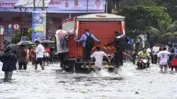 മഹാരാഷ്ട്രയിൽ ജാഗ്രത: മുംബൈയിലും കൊങ്കണിലും കനത്ത മഴയ്ക്ക് സാധ്യത, റെഡ് അലർട്ട്, വെള്ളപ്പൊക്ക മുന്നറിയിപ്പ് നൽകി
