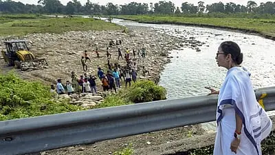 വടക്കൻ ബംഗാളിലെ വെള്ളപ്പൊക്ക ബാധിത പ്രദേശങ്ങൾ മുഖ്യമന്ത്രി മമത ബാനർജി സന്ദർശിച്ചു, ഇരകളുടെ ബന്ധുക്കൾക്ക് നഷ്ടപരിഹാരം വാഗ്ദാനം ചെയ്തു