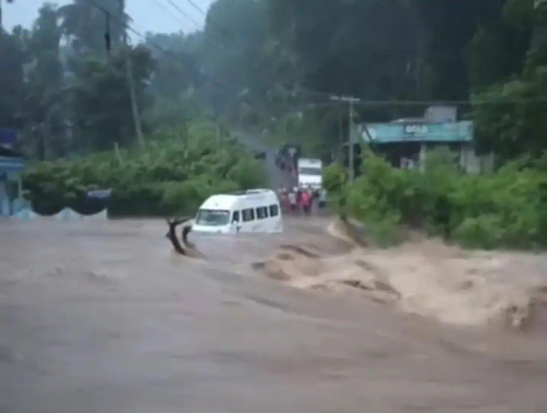 തെക്ക് മഴ ശക്തം, ഇടുക്കിയിൽ ട്രാവലർ ഒലിച്ചുപോയി, മുല്ലപ്പെരിയാറിന്റെ 13 ഷട്ടറുകളും തുറക്കും