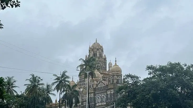 മുംബൈയിൽ നേരിയ മഴ, താപനില 29°C, അറബിക്കടലിലെ ന്യൂനമർദം പടിഞ്ഞാറോട്ട് നീങ്ങുന്നു 