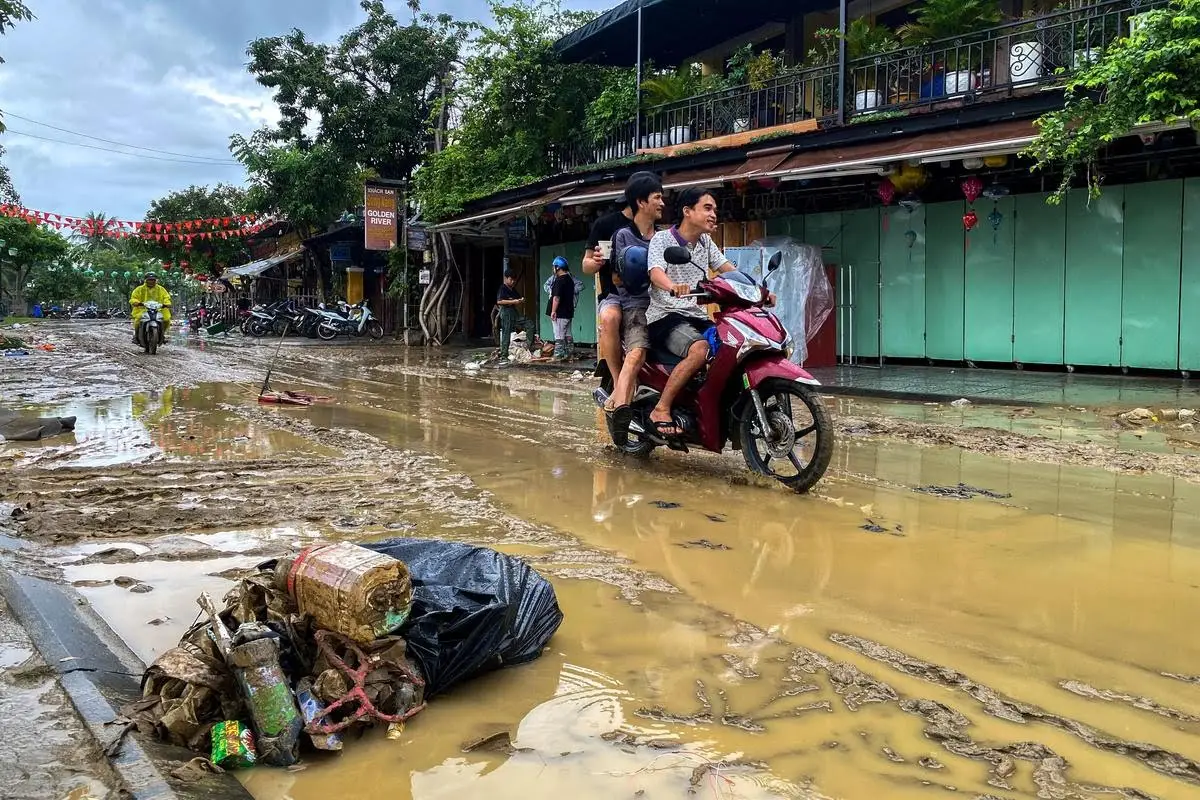 വിയറ്റ്നാമിലെ വെള്ളപ്പൊക്കത്തിൽ മരിച്ചവരുടെ എണ്ണം 35 ആയി ഉയർന്നുവെന്ന് ദുരന്തനിവാരണ ഏജൻസി