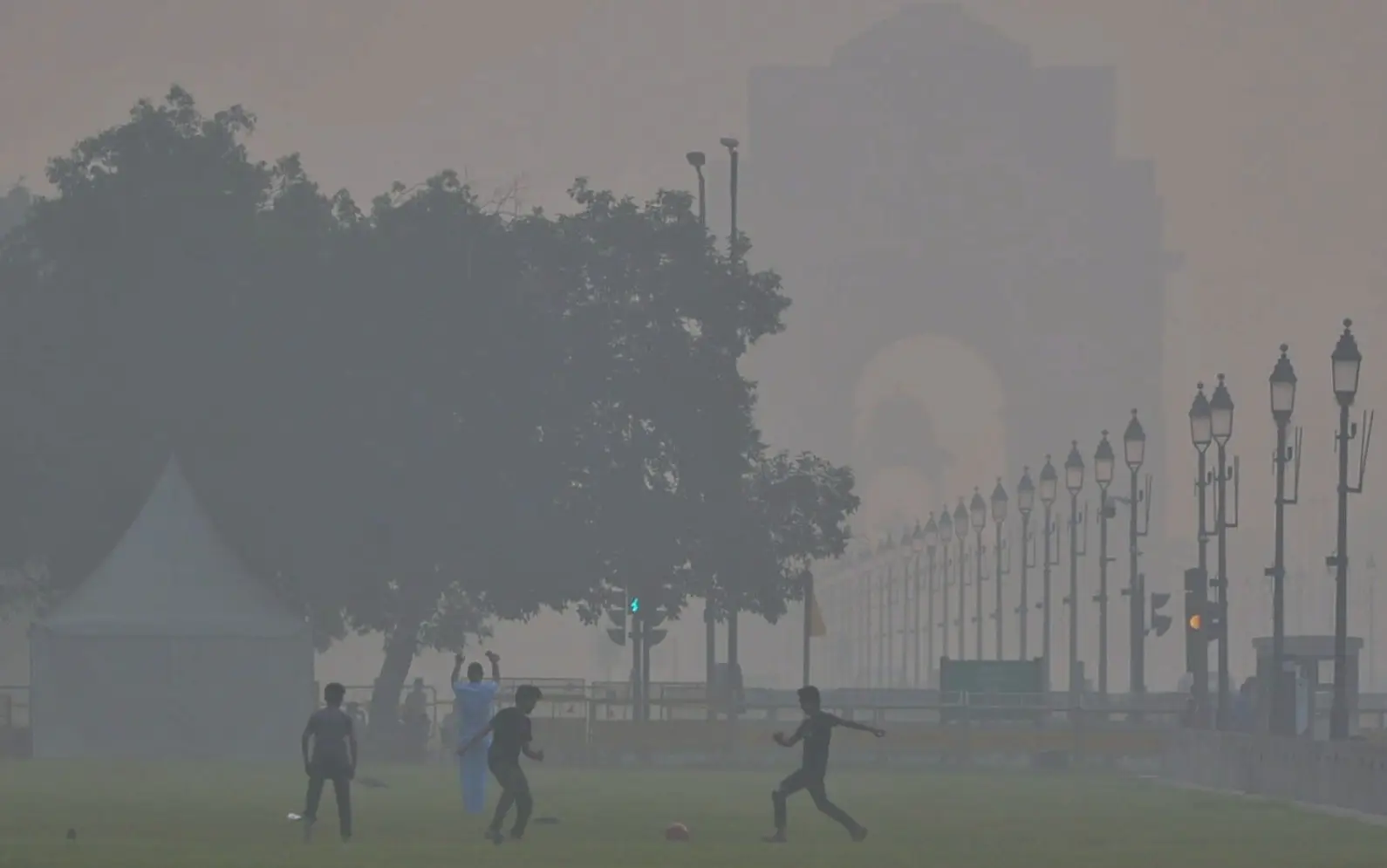 കാറ്റിന്റെ വേഗത 8 കി.മി, ഡല്‍ഹിയിലെ വായു നിലവാരം അതീവ ഗുരുതര സാഹചര്യത്തില്‍