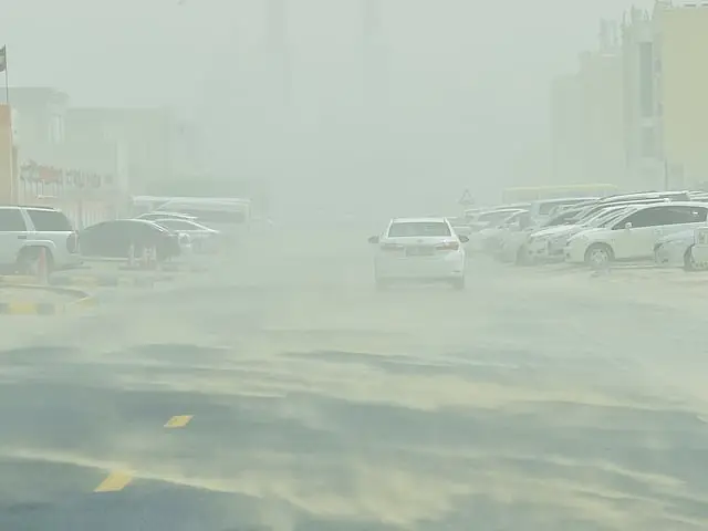 യുഎഇയിലുടനീളം പൊടിപടലങ്ങൾ ദൃശ്യപരത കുറയ്ക്കുന്നതിന്റെ കാരണം എന്താണ്?