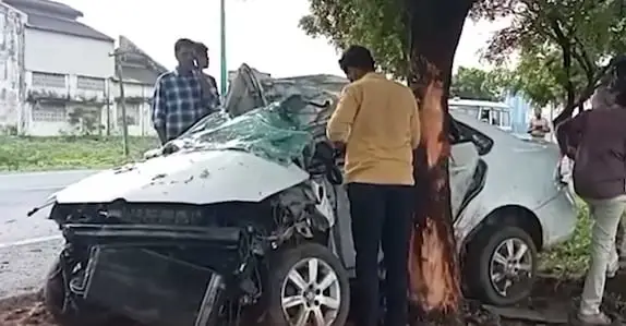 കനത്ത മഴ: കാർ നിയന്ത്രണം വിട്ടു മരത്തിലിടിച്ചു; 3 ഡോക്ടർമാർ മരിച്ചു, 2 പേരുടെ നില ഗുരുതരം