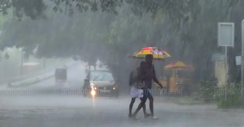 സംസ്ഥാനത്ത് മഴ ശക്തിപ്രാപിച്ചു, വൈകിട്ട് പെയ്തത് കനത്ത മഴ
