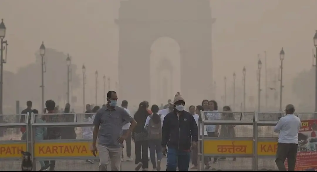 ശ്വാസംമുട്ടി ഡൽഹി: ഇന്ത്യ ഗേറ്റിന് മുന്നില്‍ പ്രധിഷേധം ; മലിനീകരണ നിയന്ത്രണങ്ങൾ പരിഷ്കരിച്ചു