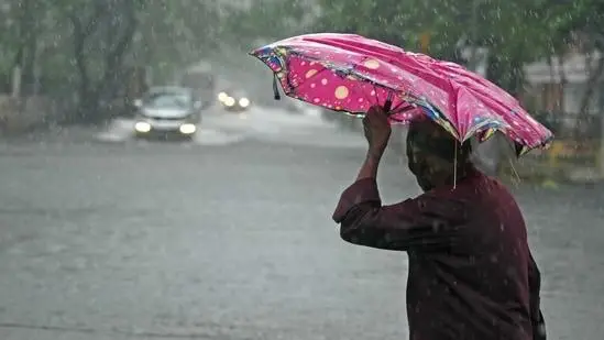 വരാൻ പോകുന്നത് രണ്ട് ചുഴലികാറ്റ് ? ഡിറ്റ് വ ചുഴലികാറ്റിന് സാധ്യത, മഴ തോരാതെ കേരളം