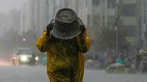 ശക്തി കൂടിയ ന്യൂനമർദ്ദം: സംസ്ഥാനത്ത് ഇന്നും മഴ, കിഴക്കൻ കാറ്റ് അനുകൂലമാവാൻ സാധ്യത