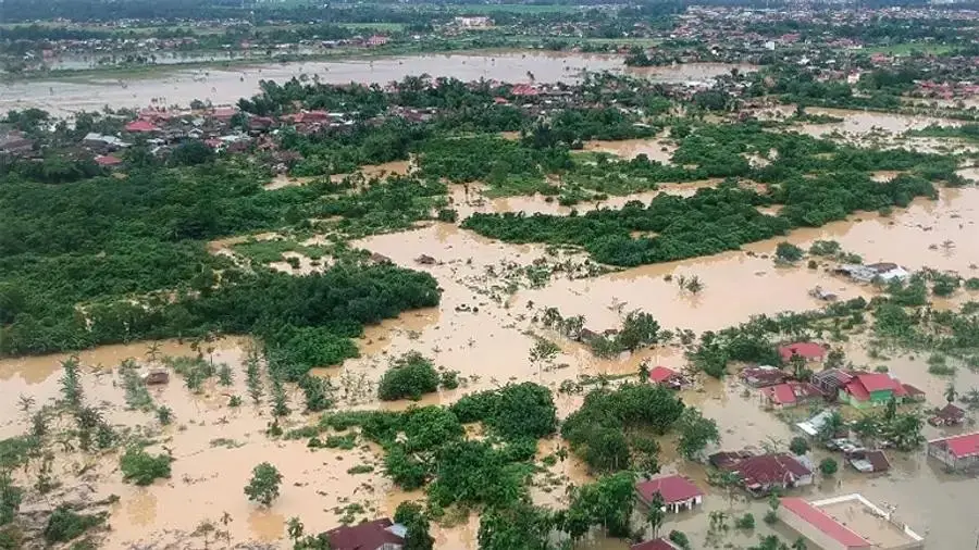 സുമാത്രയിൽ മിന്നൽ പ്രളയം, മരണം 17 ആയി, ദുരിതത്തിൽ മുങ്ങി ജനങ്ങൾ