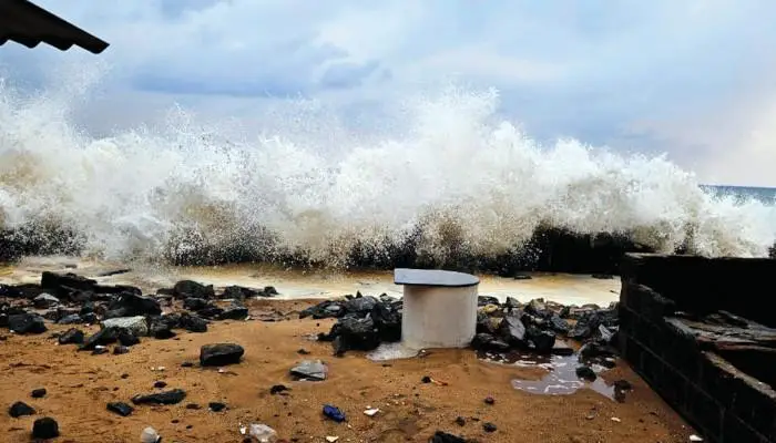 ദയവു ചെയ്ത്  ബീച്ചിലേക്കുള്ള യാത്രകൾ ഒഴിവാക്കുക, കേരള തീരത്ത് മുന്നറിയിപ്പ്, ജനങ്ങൾ ജാഗ്രത പാലിക്കുക