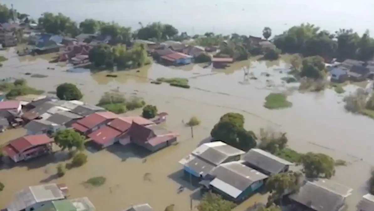 ജീവനു വേണ്ടി കരഞ്ഞത് 29 മണിക്കൂർ,അടിയന്തരാവസ്ഥ പ്രഖ്യാപിച്ച് ശ്രീലങ്ക, 132 മരണം,  തമിഴ്നാട്ടിൽ ശക്തമായ കാറ്റും മഴയും