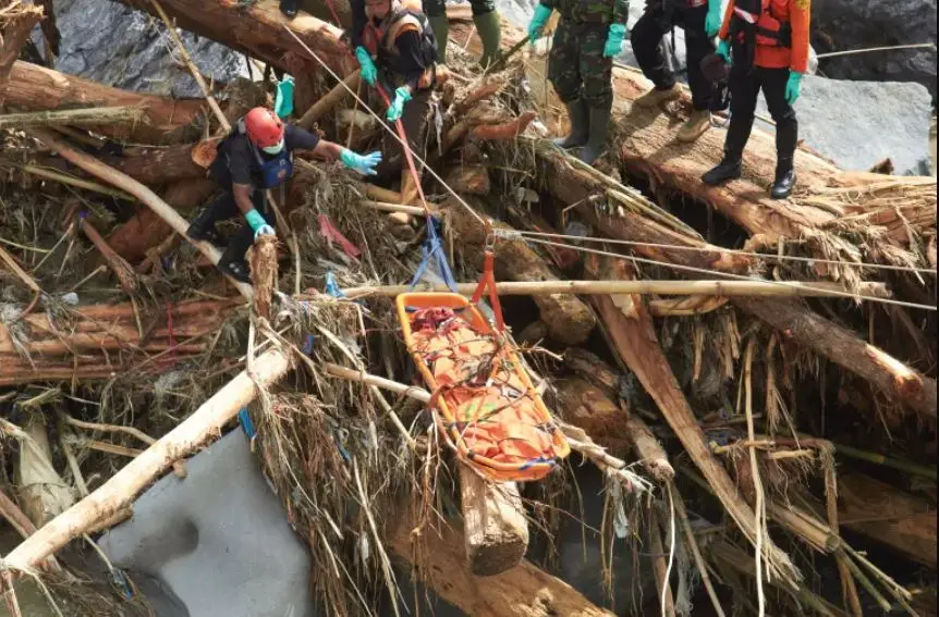 ചുഴലിക്കാറ്റുകള്‍: മരണ സംഖ്യ 1,150 ആയി, പ്രളയത്തിന് കാരണം പുഴകളിൽ നിക്ഷേപിച്ച മരങ്ങൾ?