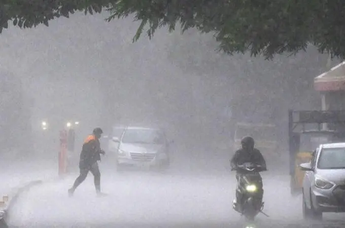 കനത്തമഴ: വീടിൻ്റെ ചുവരിടിഞ്ഞ് 3 പേർക്ക് പരിക്ക്, ഉരുൾപൊട്ടൽ സാധ്യത, ഈ ജില്ലക്കാർ നിർദ്ദേശങ്ങൾ പാലിക്കുക