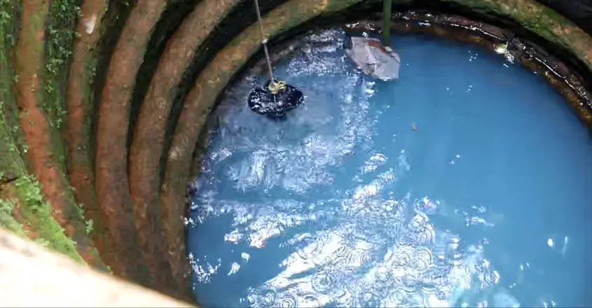 രാവിലെ പൈപ്പ് തുറന്നപ്പോൾ വെള്ളത്തിന് നീല നിറം, ഓടി പോയി കിണറിലേക്ക് നോക്കിയപ്പോൾ കാഴ്ച കണ്ട് ഞെട്ടി