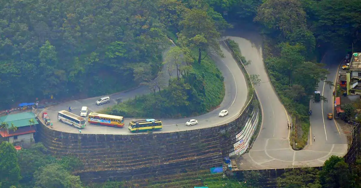 മരങ്ങൾ മുറിച്ചു മാറ്റുന്നു, മൂന്നു ദിവസം ചുരത്തിലൂടെയുള്ള യാത്ര ഒഴിവാക്കൂ, ഗതാഗത നിയന്ത്രണം എർപ്പെടുത്തി