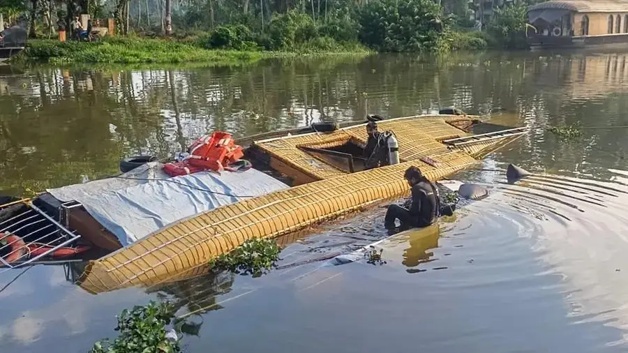 കുമരകത്ത് വിനോദ സഞ്ചാരികൾ ഉറങ്ങിക്കിടന്നിരുന്ന ഹൗസ് ബോട്ട് മുങ്ങി, തലകൊണ്ട് ചില്ല് ഇടിച്ചു തകർത്ത് ഇവർ രക്ഷപ്പെട്ടു