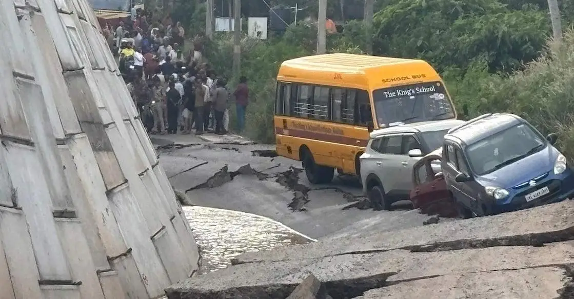 വാഹനം കുലുങ്ങി, ഭൂമി കുലുക്കമാണെന്ന് കരുതി, റോഡുകൾ വിണ്ടു കീറുന്നതു കണ്ടു, ഞെട്ടൽ മാറാതെ കൊല്ലം ജില്ലക്കാർ