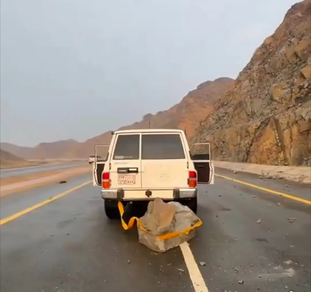 സൗദിയിയിൽ കനത്ത മഴ: തബൂക്ക് പ്രവിശ്യയിൽ മഴക്കിടെ കൂറ്റൻ പാറ റോഡിലേക്ക് പതിച്ചു: കനത്ത മഴയുടെ വിശദമായ ഭൂപടം NCM പുറത്തിറക്കി