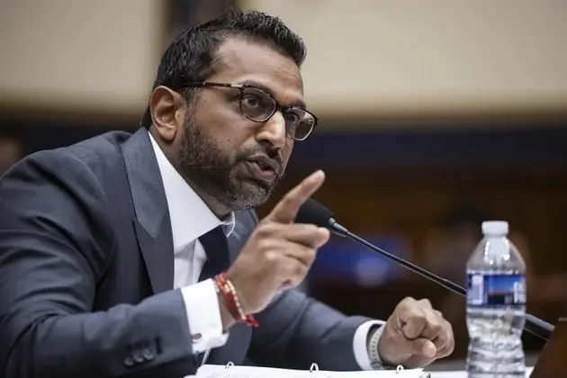 മുട്ടുകുത്തി പ്രതിഷേധിച്ചതിന് പുറത്താക്കപ്പെട്ട മുൻ എഫ്.ബി.ഐ.ഏജന്റുമാർ കേസ് നൽകി