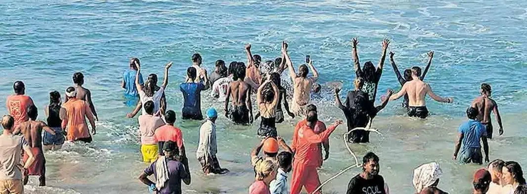 കമ്പവലയിൽ കുരുങ്ങി തിമിംഗല സ്രാവ് കരക്കടിഞ്ഞു, രക്ഷിക്കാൻ ചെന്ന വിദേശവനിതക്ക് സ്രാവിൻ്റെ വാലിൻ്റെ അടിയേറ്റ് പരുക്കേറ്റു