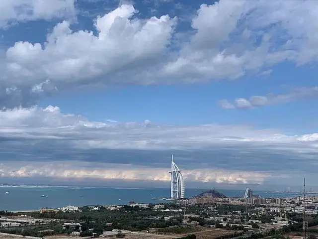 യുഎഇയിൽ അസ്ഥിരമായ കാലാവസ്ഥയ്ക്ക് സാധ്യത: മൂടൽമഞ്ഞ്, മേഘങ്ങൾ, ഇടയ്ക്കിടെ മഴയും 