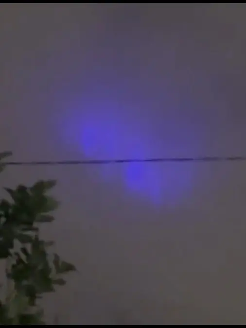 ആകാശത്ത് കണ്ട ഭയാനകമായ നീല വെളിച്ചം ഭൂകമ്പ സൂചനയോ, മൊബൈലിൽ പകർത്തി ജനങ്ങൾ