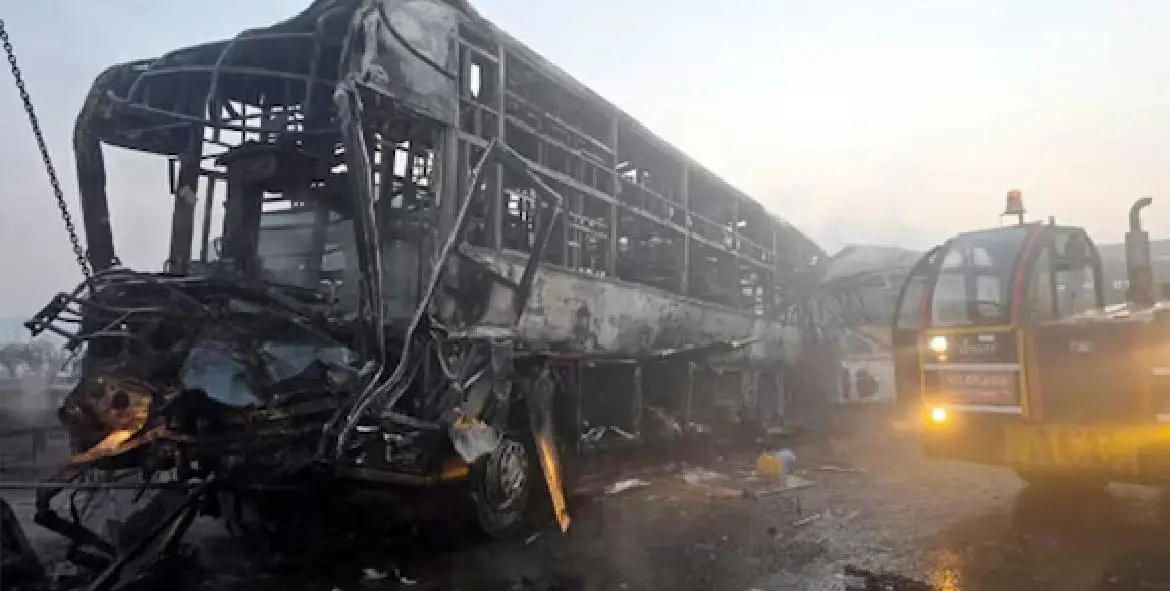 മൂടൽമഞ്ഞിനെ തുടർന്ന് ബസുകളും കാറുകളും കൂട്ടിയിടിച്ച് അപകടം, 13 പേർ മരിച്ചു