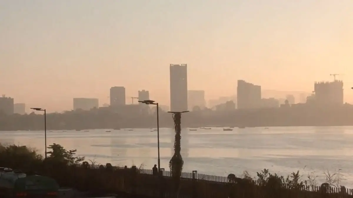 മുംബൈ നഗരം ശീതകാല തണുപ്പിലേക്ക് ഉണരുന്നു, പുകമഞ്ഞ് വായുവിന്റെ ഗുണനിലവാരത്തെ അനാരോഗ്യകരമായ മേഖലയിലേക്ക് തള്ളിവിടുന്നു
