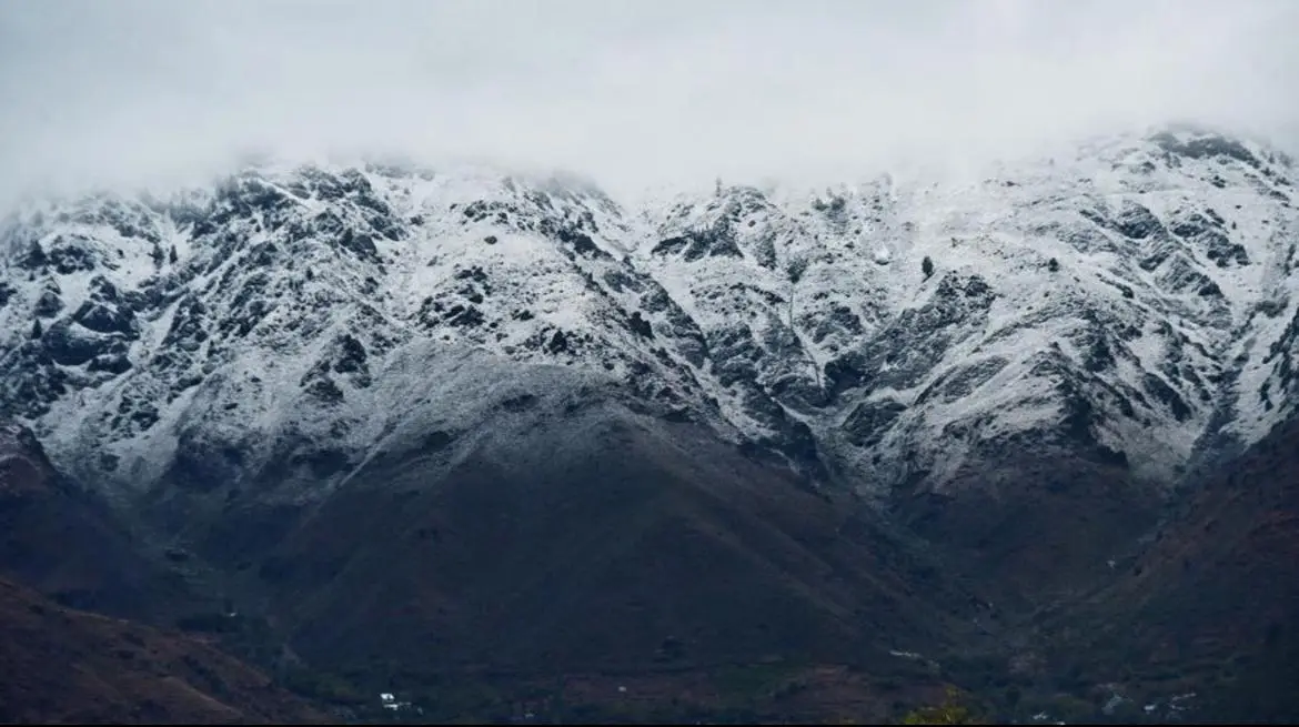 കനത്ത മഴയും, മഞ്ഞുവീഴ്ച്ചയും; വിനോദസഞ്ചാരികൾക്ക് മുന്നറിയിപ്പ് നൽകിയിട്ടും അവർ ഒഴുകിയെത്തുന്നു