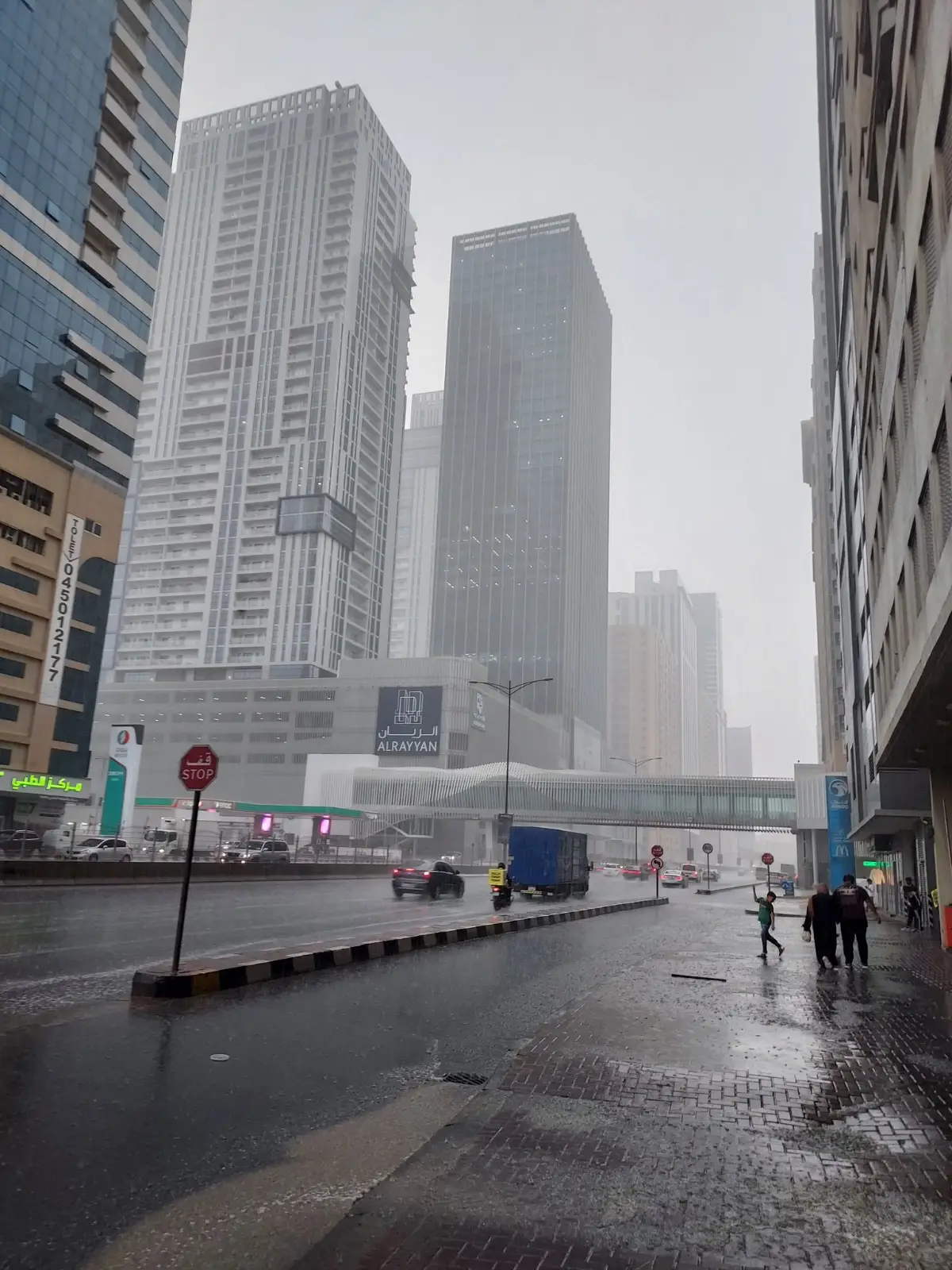 യുഎഇ യിൽ ശക്തമായ മഴതുടരുമെന്ന് കാലാവസ്ഥാ വകുപ്പ്, കാറ്റിൽ പൊടിയും, മണലും ഉയരും വാഹനമോടിക്കുന്നവർ ശ്രദ്ധിക്കുക