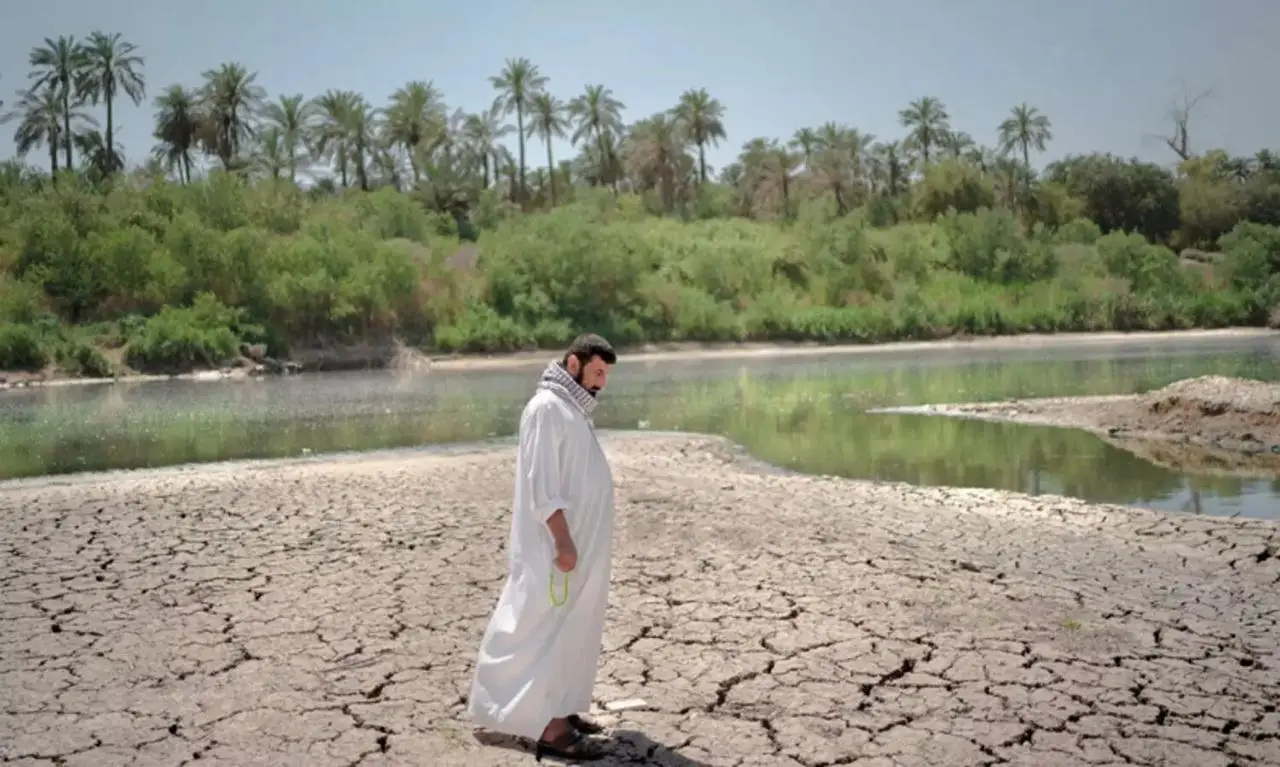 നൂറ്റാണ്ടിലെ ഏറ്റവും കടുത്ത വരൾച്ച, വറ്റിവരണ്ടുണങ്ങി നദി, പ്രാർത്ഥനയോടെ ലക്ഷകണക്കിനാളുകൾ