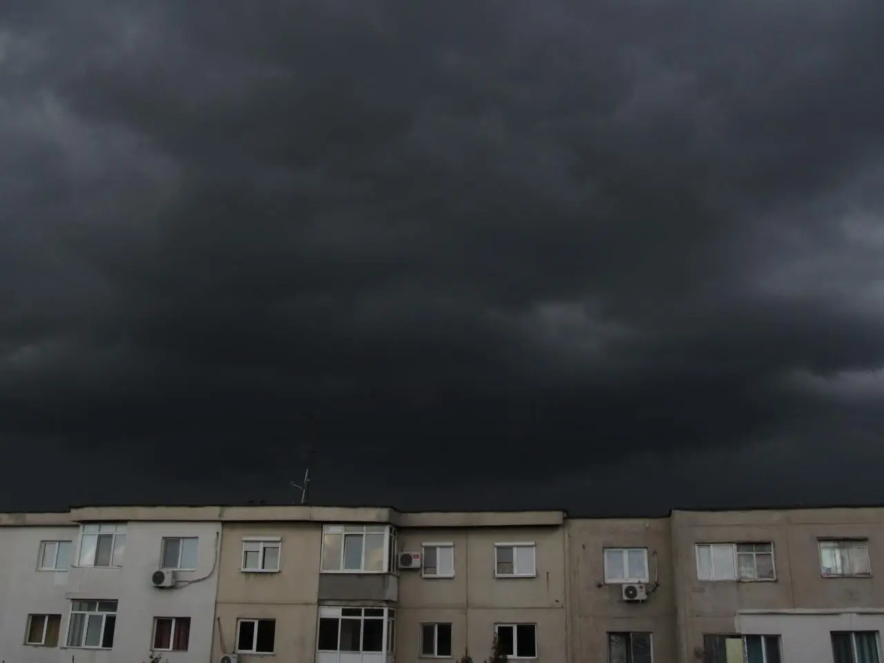 കനത്ത മഴയ്ക്കും ഇടിമിന്നലിനും സാധ്യത, ഒപ്പം വെള്ളപൊക്കവും, ഗതാഗത തടസ്സവും, ഭക്ഷിണാഫ്രിക്കയ്ക്ക് ജാഗ്രതാ നിർദ്ദേശം