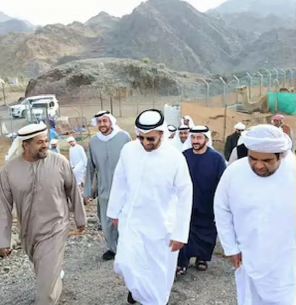 ജനങ്ങൾക്കൊപ്പം മണ്ണിലിറങ്ങി പണിയെടുത്ത് റാസൽഖൈമ കിരീടാവകാശി, കാഴ്ചകണ്ട് ജനങ്ങൾ അന്തംവിട്ടു