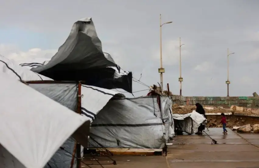 ഗസ്സയില്‍ ശൈത്യക്കാറ്റും മഴയും;  ടെന്റ് തകര്‍ന്ന് യുവതി മരിച്ചു