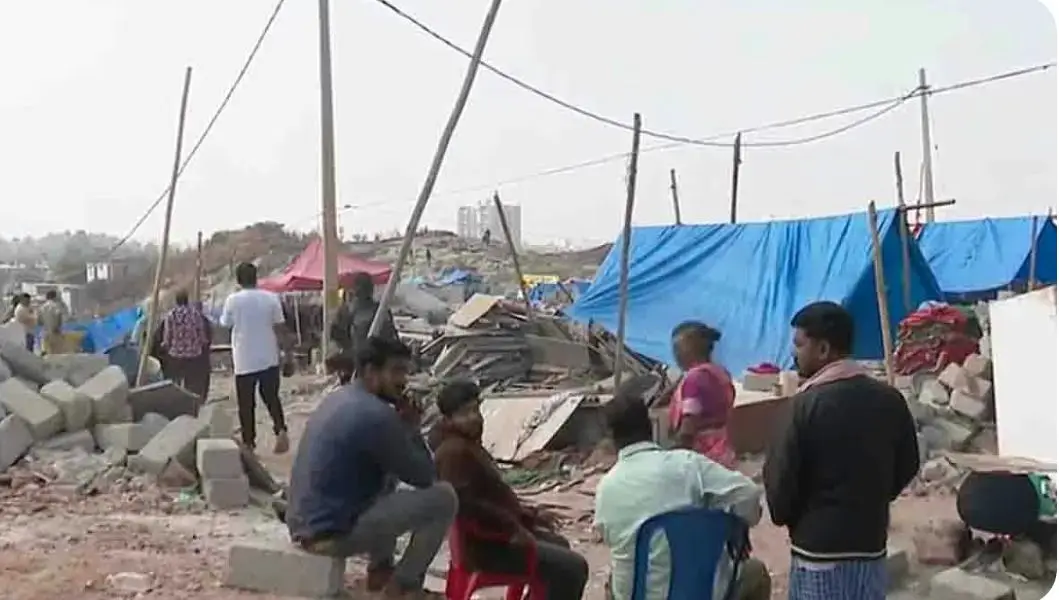 300 വീടുകൾ ഇടിച്ചു നിരത്തി, കൊടും തണുപ്പിൽ തലചായ്ക്കാൻ ഇടമില്ലാതെ ആയിരങ്ങൾ, കേരളം ഇടപെട്ടു