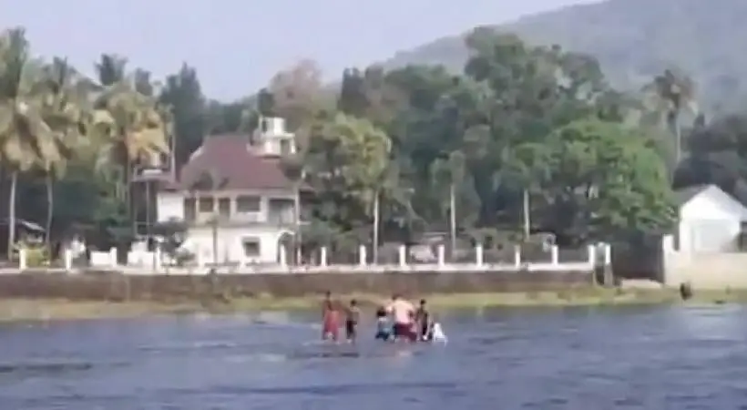 അതിരപ്പിള്ളി വെള്ളച്ചാട്ടത്തിന് താഴെ പുഴയിൽ ജലനിരപ്പ് ഉയർന്നു, വിനോദ സഞ്ചാരികൾ പുഴയുടെ നടുവിൽ കുടുങ്ങി