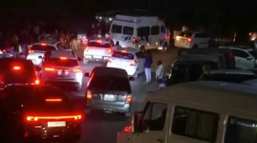 മൂന്നാറിലേക്ക് തണുപ്പാസ്വദിക്കാൻ പോയവർ ബ്ലോക്കിൽ പെട്ട് മരവിക്കുന്നു,  ശുചിമുറികളിൽ പോകാനോ ഭക്ഷണം കഴിക്കാനോ കഴിയില്ല 