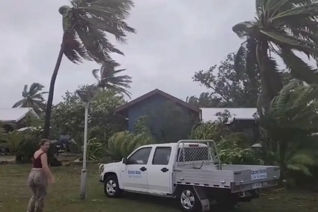 ശക്തമായി വീശിയടിച്ച് ജെന്ന ചുഴലിക്കാറ്റ്, മരങ്ങൾ കടപുഴകി വീണു, മേൽകൂരകൾ തകർന്നു ഒപ്പം വെള്ളപൊക്കവും