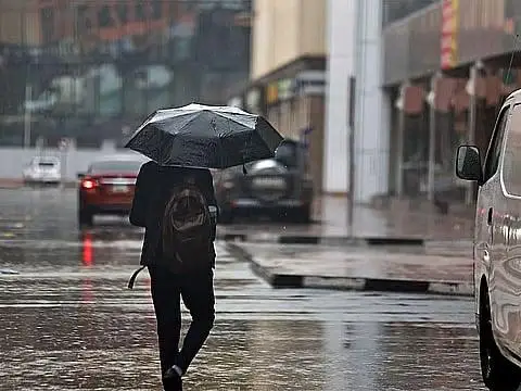 യുഎഇ യുടെ വിവിധ ഭാഗങ്ങളിൽ കനത്ത മഴ, റോഡുകളിൽ വെള്ളക്കെട്ട്, കൂ​ടു​ത​ൽ മ​ഴ​സാ​ധ്യ​തയെന്ന് കാലാവസ്ഥാ വകുപ്പ്