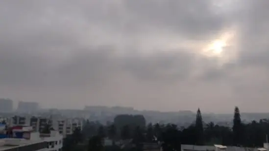 കർണാടകയിൽ കടുത്ത ശീതതരംഗവും മഴയും; ബെംഗളൂരുവിൽ മൂടിക്കെട്ടിയ അന്തരീക്ഷം തുടരുന്നു