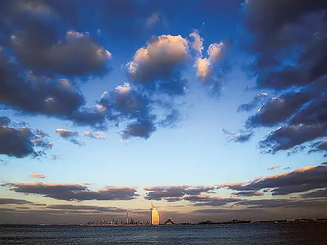 യുഎഇയിൽ തണുപ്പ് കടുക്കുന്നു: ശക്തമായ കാറ്റിനും കടൽക്ഷോഭത്തിനും സാധ്യത; ജാഗ്രതാ നിർദ്ദേശം