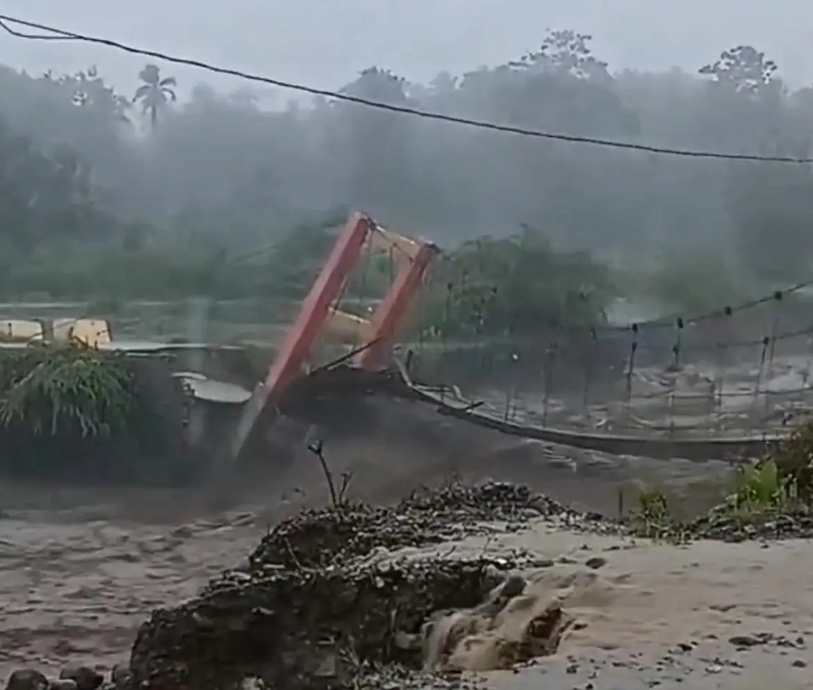 ഇന്തോനേഷ്യയിൽ അതിശക്തമായ മഴ, വീടുകൾ ഒലിച്ചുപോയി, പാലങ്ങൾ തകർന്നു