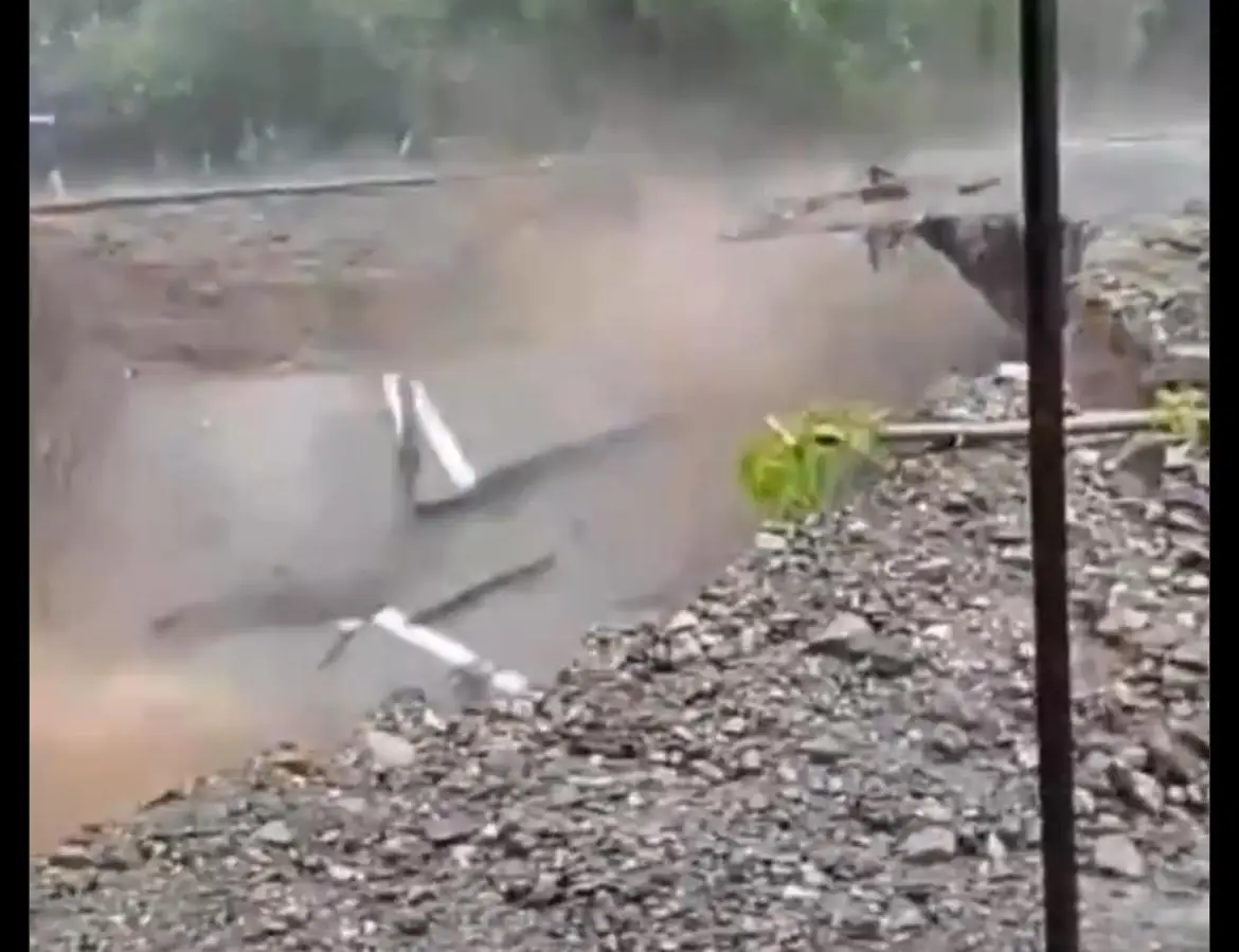 Heavy rains in Indonesia, houses washed away, bridges collapsed
